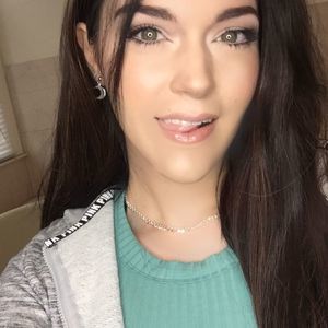 Meet your Posher, Alexandra